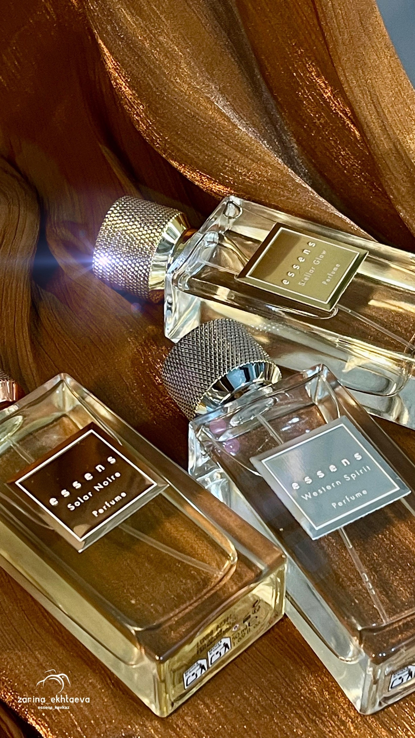 Флаконы парфюмерии ESSENS Luxury Collection на золотистой ткани